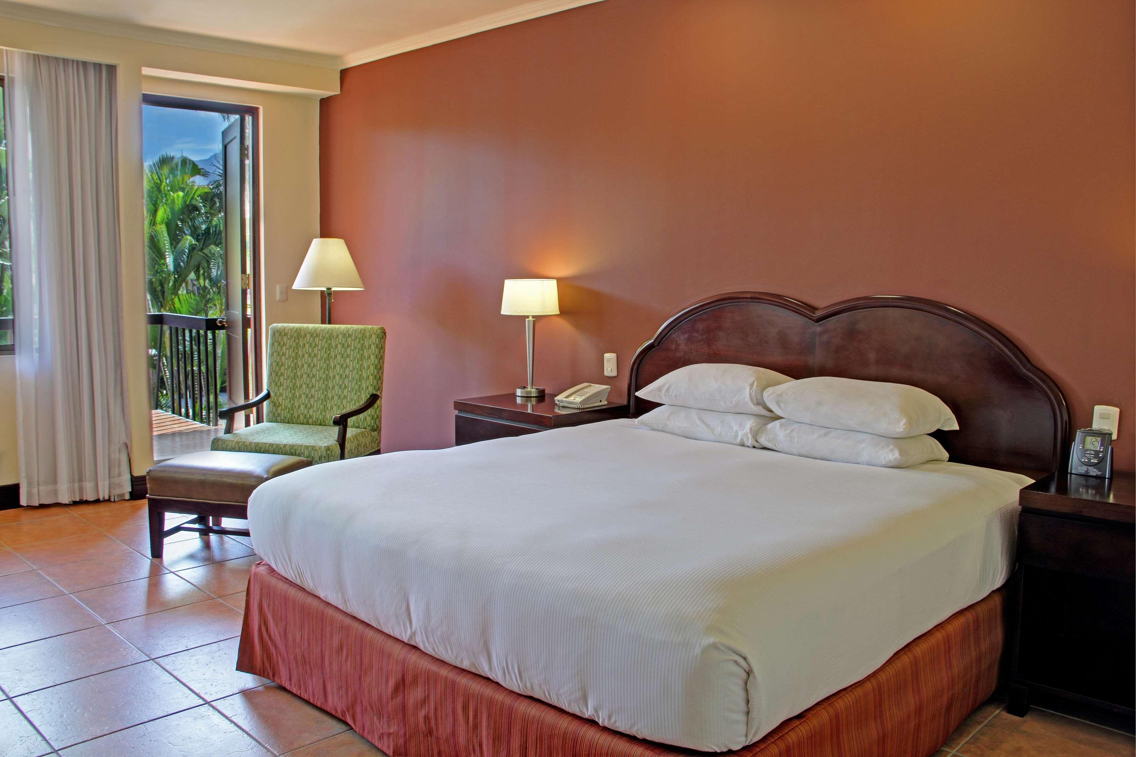 Hilton Cariari Doubletree San Jose - Costa Rica Hotel Exterior foto A bedroom at the Hilton San Diego Bayfront